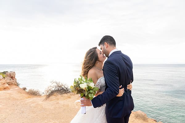 Φθινοπωρινός γάμος στο Κτήμα Απέραντο Γαλάζιο με λευκά ρομαντικά άνθη │ Μαριάννα & Κώστας