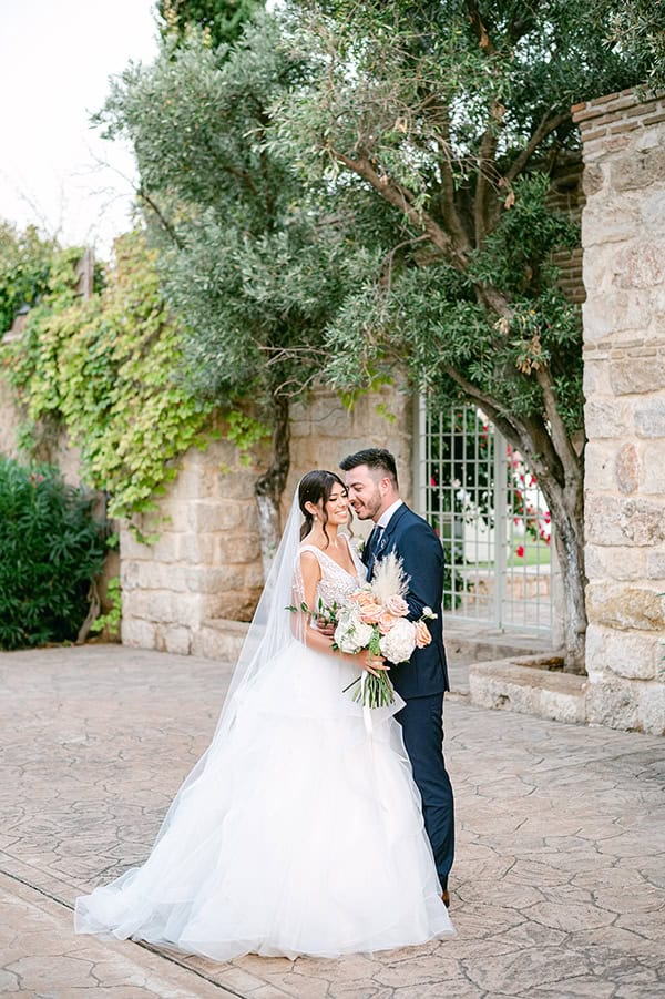 floral-filled-summer-wedding-athens-pastel-hues-romantic-details_01
