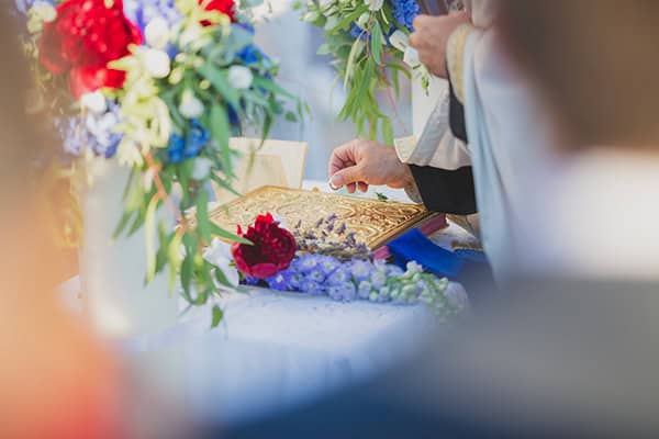 modern-wedding-ktima-xatzi-blue-hyndrangeas-red-peonies_12w