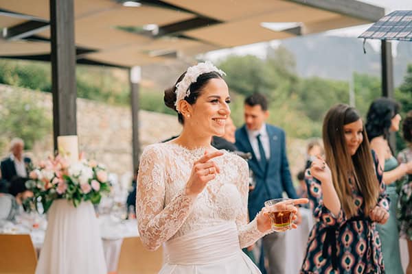 pretty-spring-wedding-meteora_35