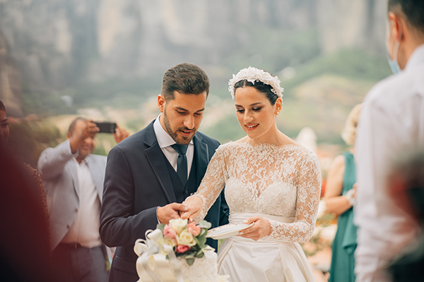 pretty-spring-wedding-meteora_41x