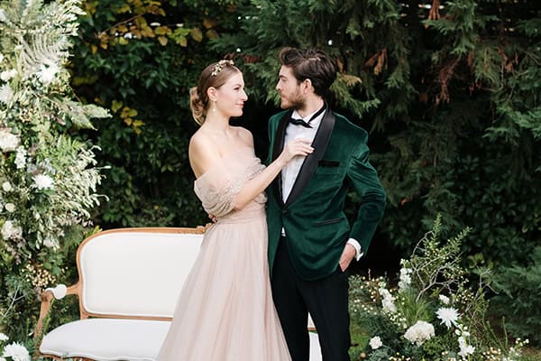 Romantic chic styled shoot με λευκά λουλούδια και εντυπωσιακές emerald αποχρώσεις