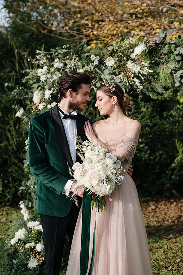romantic-chic-styled-shoot-white-blooms-impressive-emerald-hues_02
