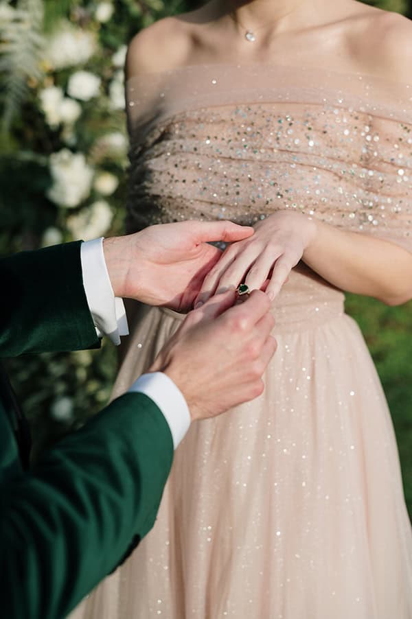 romantic-chic-styled-shoot-white-blooms-impressive-emerald-hues_03