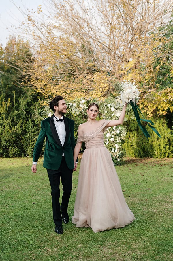 romantic-chic-styled-shoot-white-blooms-impressive-emerald-hues_03z