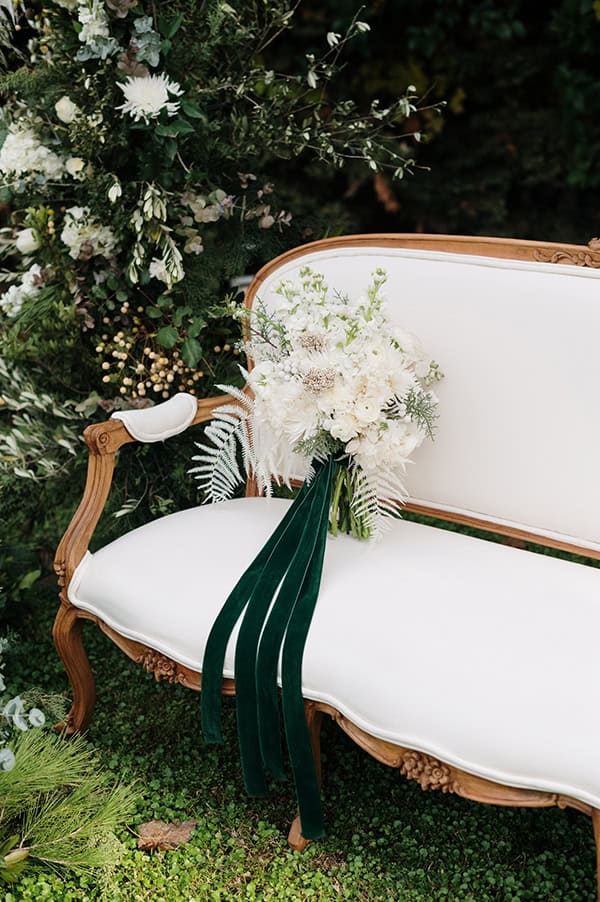 romantic-chic-styled-shoot-white-blooms-impressive-emerald-hues_10