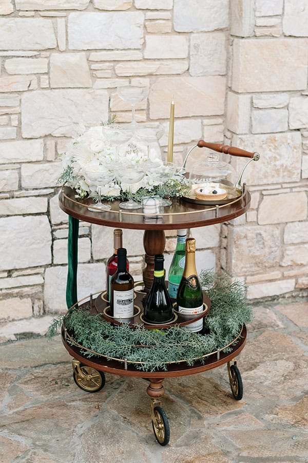 romantic-chic-styled-shoot-white-blooms-impressive-emerald-hues_14