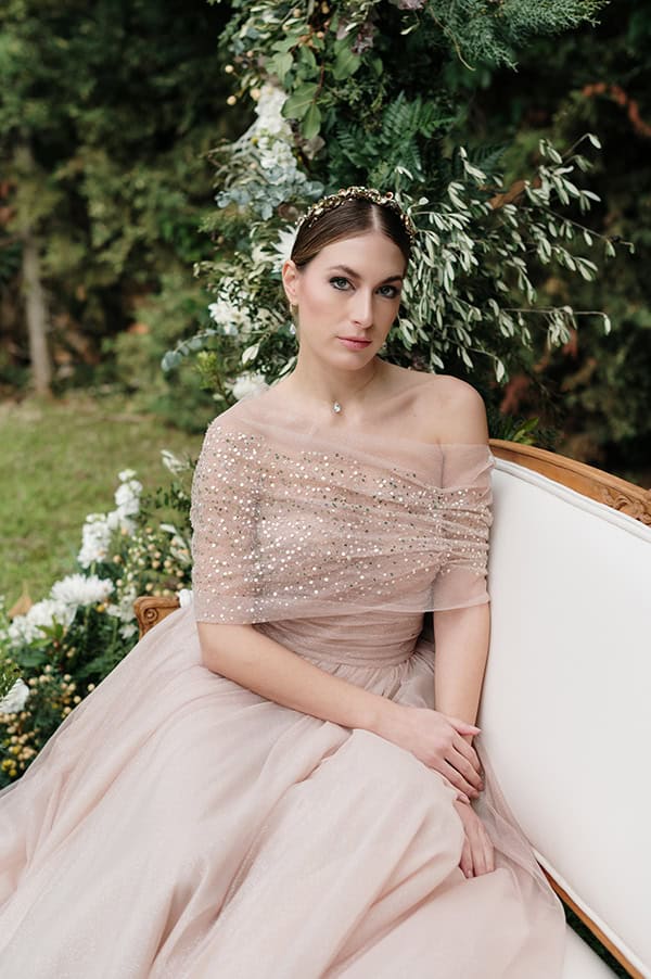 romantic-chic-styled-shoot-white-blooms-impressive-emerald-hues_16