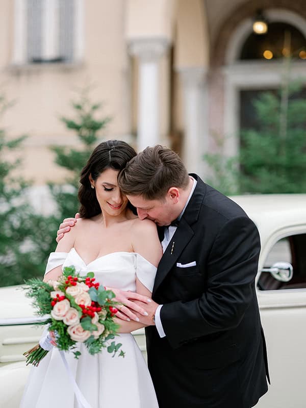 romantic-winter-wedding-patra-red-white-roses_03
