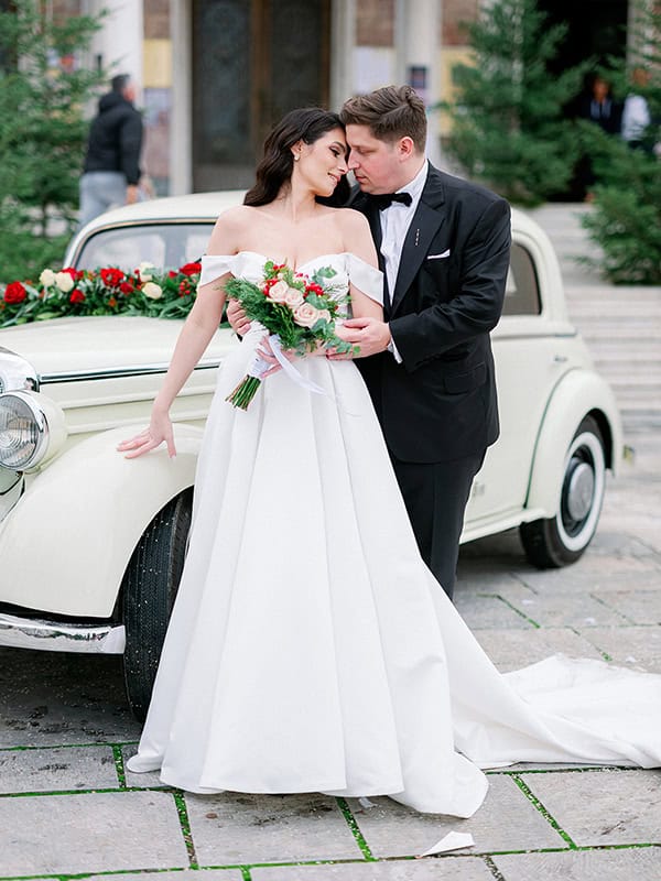 romantic-winter-wedding-patra-red-white-roses_03x