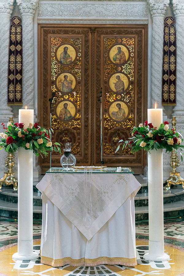 romantic-winter-wedding-patra-red-white-roses_42