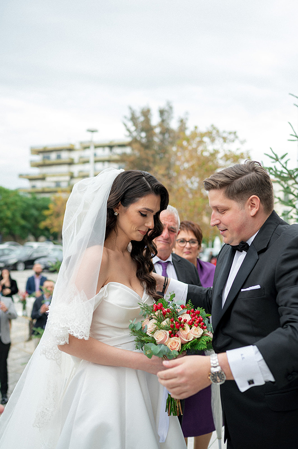 romantic-winter-wedding-patra-red-white-roses_51