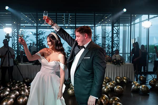 romantic-winter-wedding-patra-red-white-roses_75