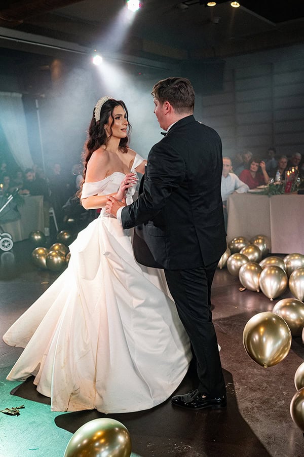 romantic-winter-wedding-patra-red-white-roses_78