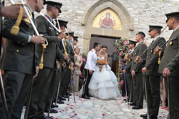rustic-military-wedding-nicosia-colorful-blooms-vivid-tones_32