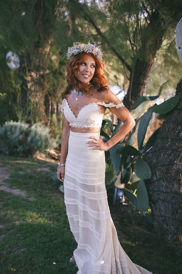 summer-wedding-athens-boho-mood-white-light-blue-blooms_03x