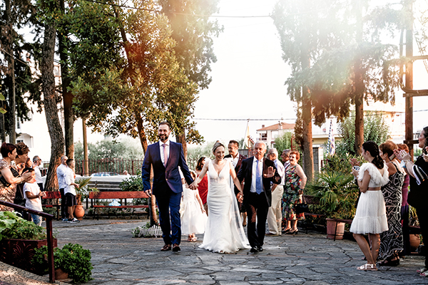 summer-wedding-drama-roses-baby-breath_07