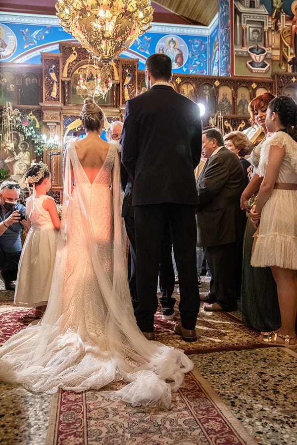 summer-wedding-drama-roses-baby-breath_09