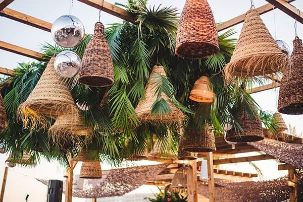 tropical-themed-decoration-wedding-white-flowers-boho-vibes_05