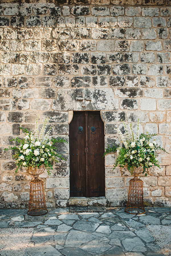 tropical-themed-decoration-wedding-white-flowers-boho-vibes_06
