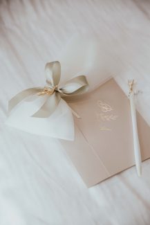 Προσκλητήριο γάμου από Typo σε nude απόχρωση με gold foil