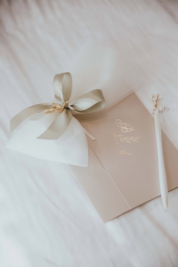 Προσκλητήριο γάμου από Typo σε nude απόχρωση με gold foil