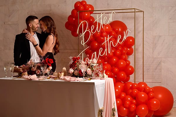 Utterly romantic styled shoot με τριαντάφυλλα στο βαθύ κόκκινο και ροζ