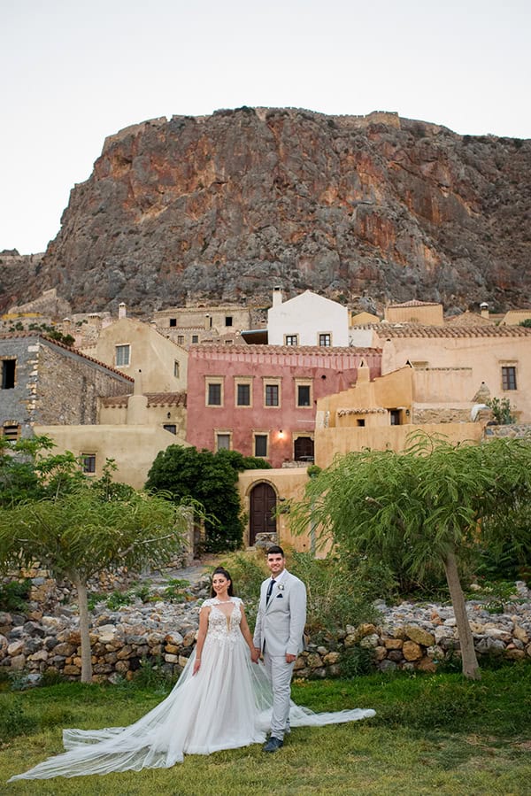 utterly-romantic-wedding-ktima-petra-white-roses-peonies-lysianthus_01