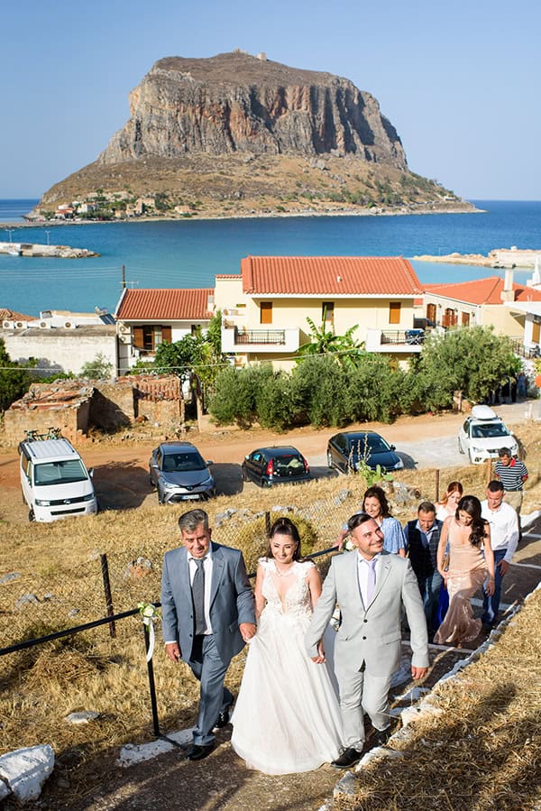 utterly-romantic-wedding-ktima-petra-white-roses-peonies-lysianthus_09