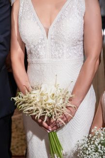 Νυφικό μπουκέτο με όμορφες άσπρες κάλλες