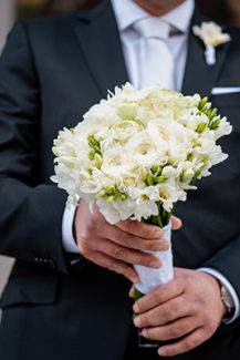 Όμορφη νυφική ανθοδέσμη με λευκά λουλούδια