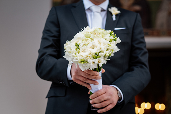 Όμορφη νυφική ανθοδέσμη με λευκά λουλούδια