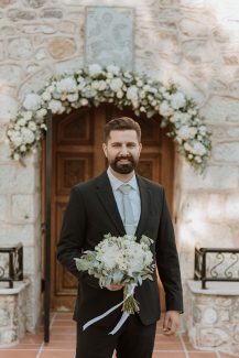 Round shape νυφικό μπουκέτο με λευκά άνθη και ευκάλυπτο Round shape νυφικό μπουκέτο με λευκά άνθη και ευκάλυπτο