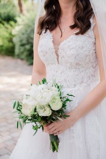 Λευκή νυφική ανθοδέσμη με παιώνιες