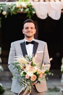 Νυφικό μπουκέτο με τριαντάφυλλα σε διάφορους ρομαντικούς χρωματισμούς