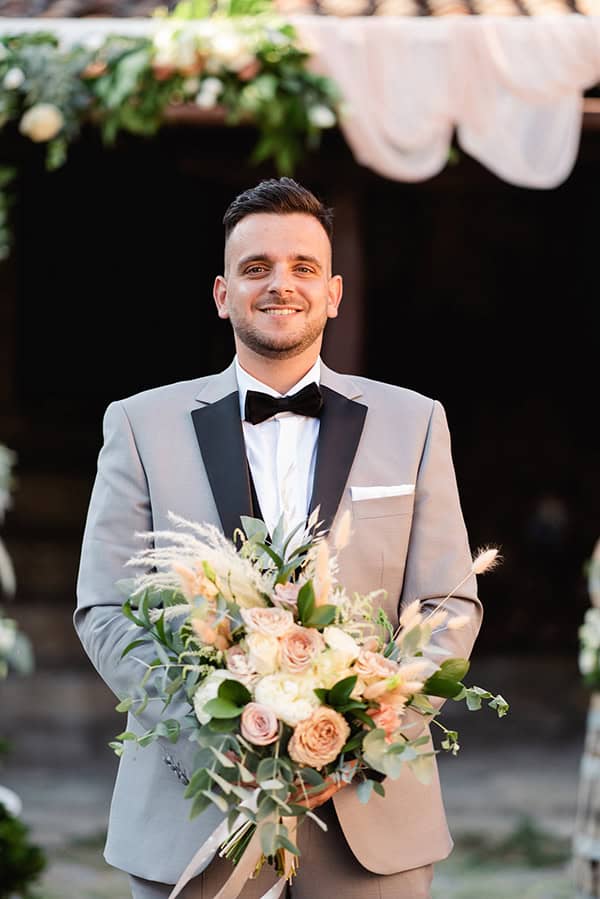 Νυφικό μπουκέτο με τριαντάφυλλα σε διάφορους ρομαντικούς χρωματισμούς