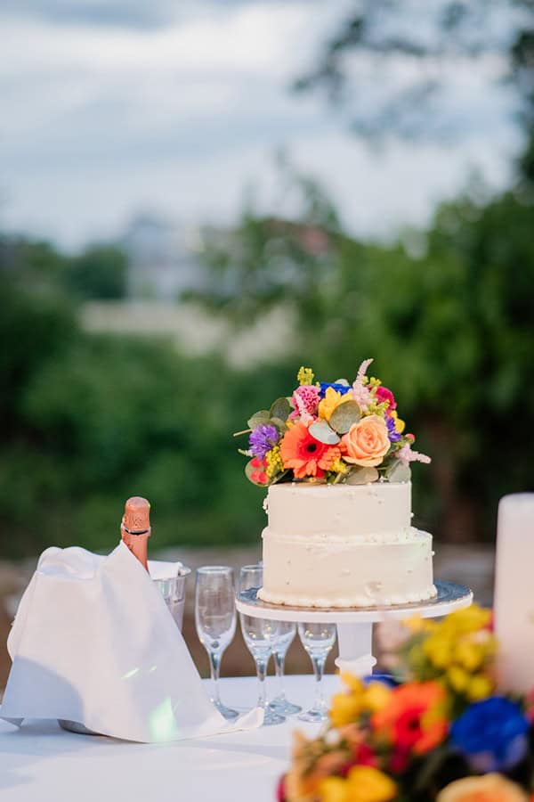 Colorful τούρτα γάμου με υπέροχο topper από λουλούδια
