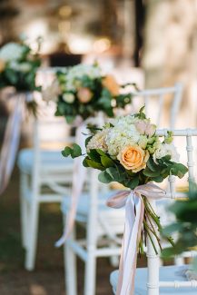 Διακόσμηση καρέκλας γάμου με λυσίανθους και ορτανσίες