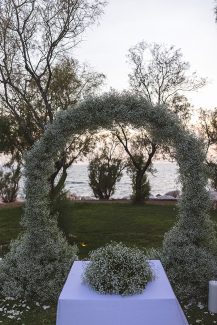 Υπέροχη full moon λουλουδένια αψίδα με γυψοφίλη