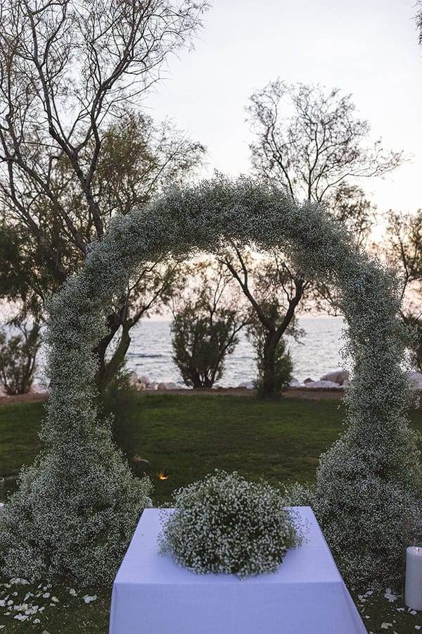 Υπέροχη full moon λουλουδένια αψίδα με γυψοφίλη