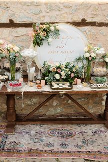 Μποέμ στολισμός του candy table και παστέλ λουλούδια