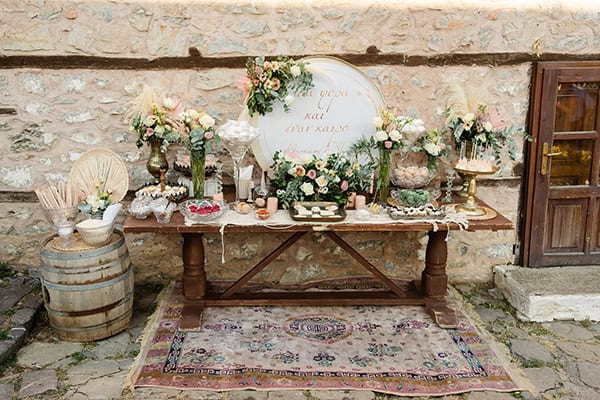 Μποέμ στολισμός του candy table και παστέλ λουλούδια