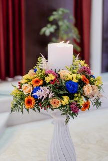 Colorful στολισμός νυφικής λαμπάδας με πορτοκαλί ζέρμπερα και αστίλβη