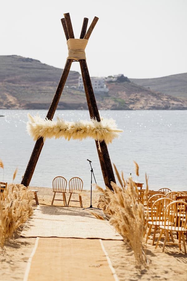 Εντυπωσιακό floral chuppah με pampas grass