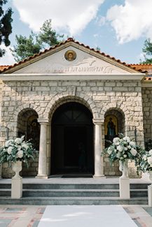 Chic στολισμός εκκλησίας από τέσσερεις ανθοστήλες με λευκά τριαντάφυλλα