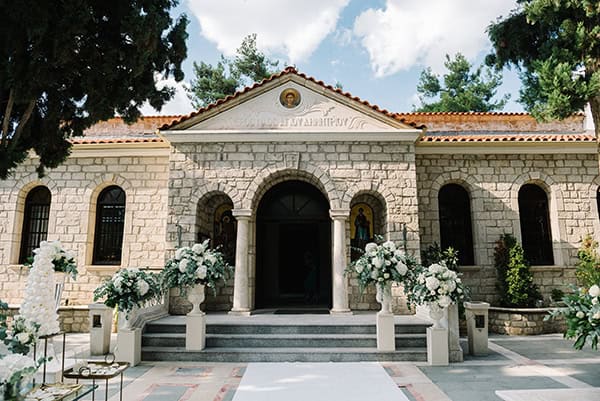 Chic στολισμός εκκλησίας από τέσσερεις ανθοστήλες με λευκά τριαντάφυλλα