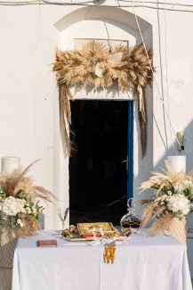 Στολισμός εισόδου εκκλησίας με pampas grass