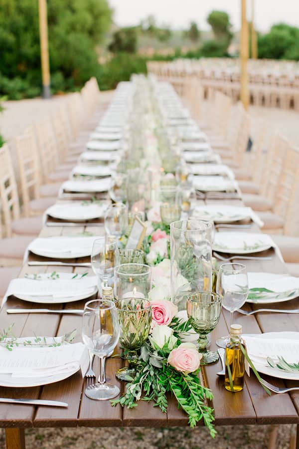 Rustic στολισμός τραπεζιών δεξίωσης με pale pink τριαντάφυλλα