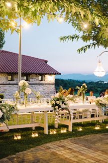 Chic διακόσμηση γαμήλιου τραπεζιού με υπέροχους πολυέλαιους