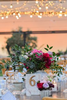 Ρομαντικός στολισμός τραπεζιών δεξίωσης με τριαντάφυλλα και ευκάλυπτο